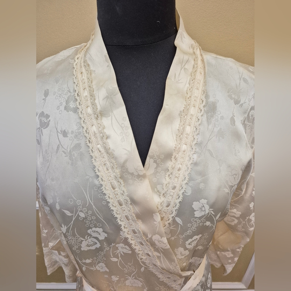 Christian Dior Blush Floral Robe - Picture 2 of 16